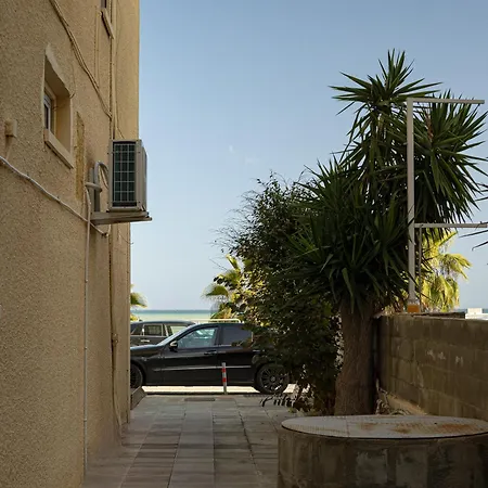 Beachfront Makenzy Apartamento Larnaca