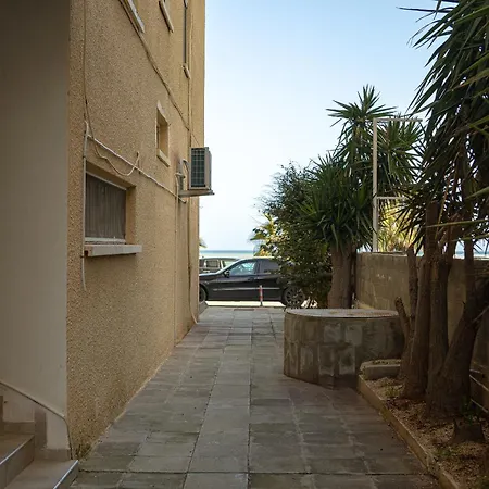Apartamento Beachfront Makenzy Larnaca